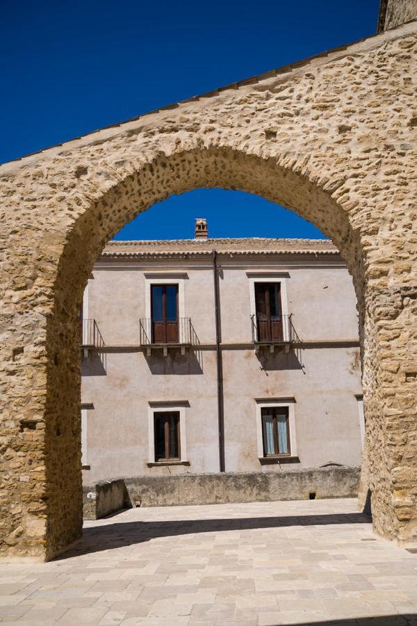 Palazzo Laureano - Dimora Storica 호텔 Tricarico 외부 사진